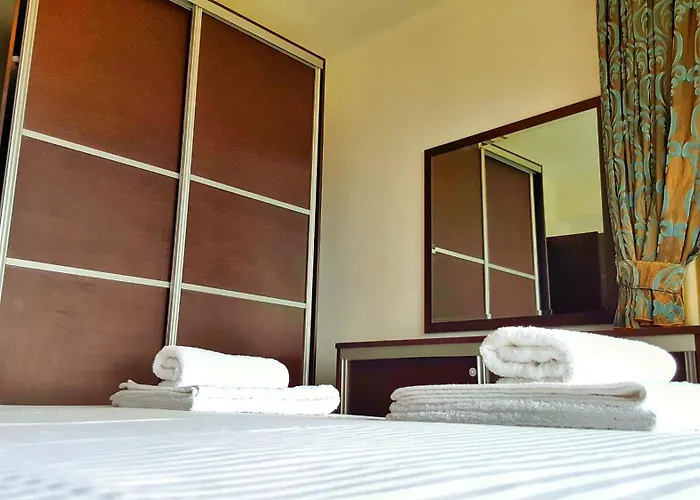Apartment White Tennis &