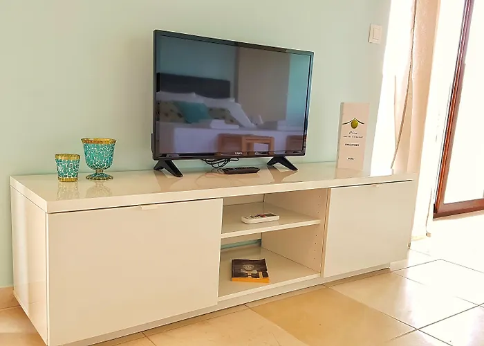 Apartment White Tennis &